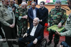 اعطای نشان فداکاری به امیرسرتیپ منوچهر دژکام به پاس سال&zwnj;ها مجاهدت در دوران دفاع مقدس توسط فرمانده کل ارتش