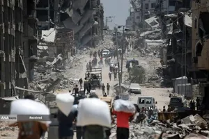 مردم گرسنه غزه برای رسیدن به کمک&zwnj;های غذایی، کیلومترها پیاده&zwnj;روی می&zwnj;کنند