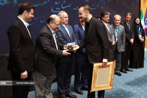 تجلیل از کارآفرینان برتر در چهارمین کنفرانس بین المللی اقتصاد و مدیریت کسب و کار