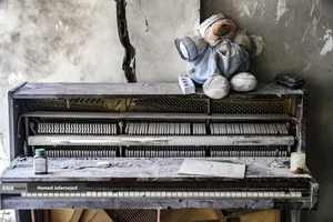 تخریب واحدهای مجاور منزل شهید دکتر محمدمهدی طهرانچی، دانشمند هسته ای و رئیس دانشگاه آزاد در مجتمع اساتید، میدان کتاب در حمله رژیم صهیونی به برخی مناطق و منازل مردم، شهروندان و دانشمندان هسته ای کشورمان در جریان جنگ تحمیلی دوازده روزه