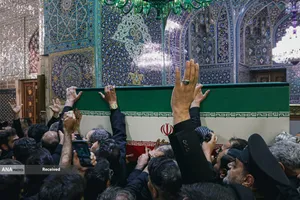 مراسم طواف پیکر رهبر شهید انقلاب بر گرد ضریح مطهر امام رضا(ع)
