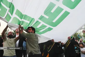 اهتزاز بزرگترین پرچم علوی بر فراز تهران