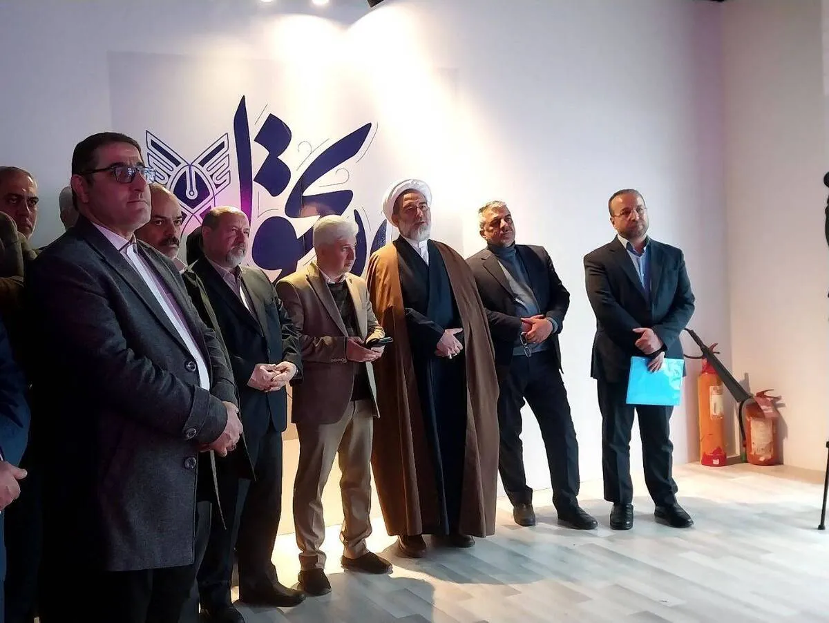 بازدید رئیس دانشگاه آزاد اسلامی البرز از نمایشگاه روایت تحول