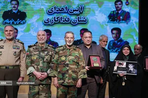 اعطای نشان فداکاری به خانواده&zwnj;های پنج شهید ارتش توسط سرلشکر سیدعبدالرحیم موسوی فرمانده کل ارتش 