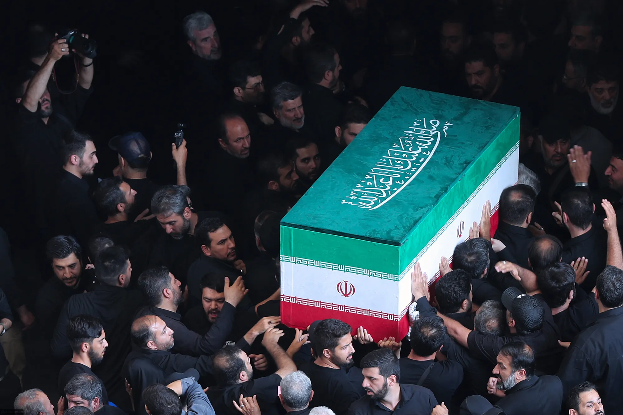 مراسم اقامه نماز بر پیکر مطهر امام مجاهد شهید حضرت آیت‌الله العظمی سیدعلی خامنه‌ای و شهدای خانواده ایشان
