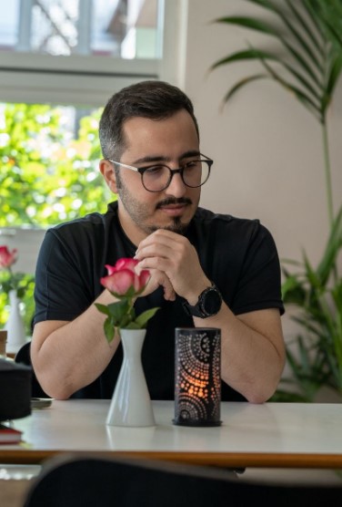 از دانمارک تا ایران/ مرادی: برای کودکان شهید میناب ترانه می سازم+ صوت