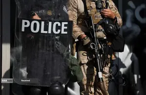 درگیری پلیس ضد شورش و معترضان در لس&zwnj;آنجلس آمریکا