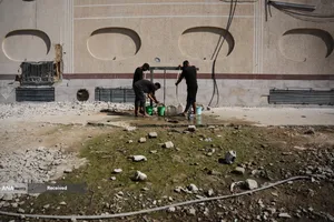 فلسطینی&zwnj;ها ویرانه&zwnj;های غزه را با آجرهای گلی و ضایعات بازسازی می&zwnj;کنند