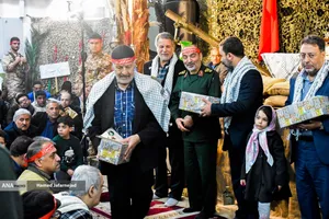 تجلیل از خانواده شهدا در مراسم بیستمین یادواره ۸۴ شهید محله نبرد تهران 