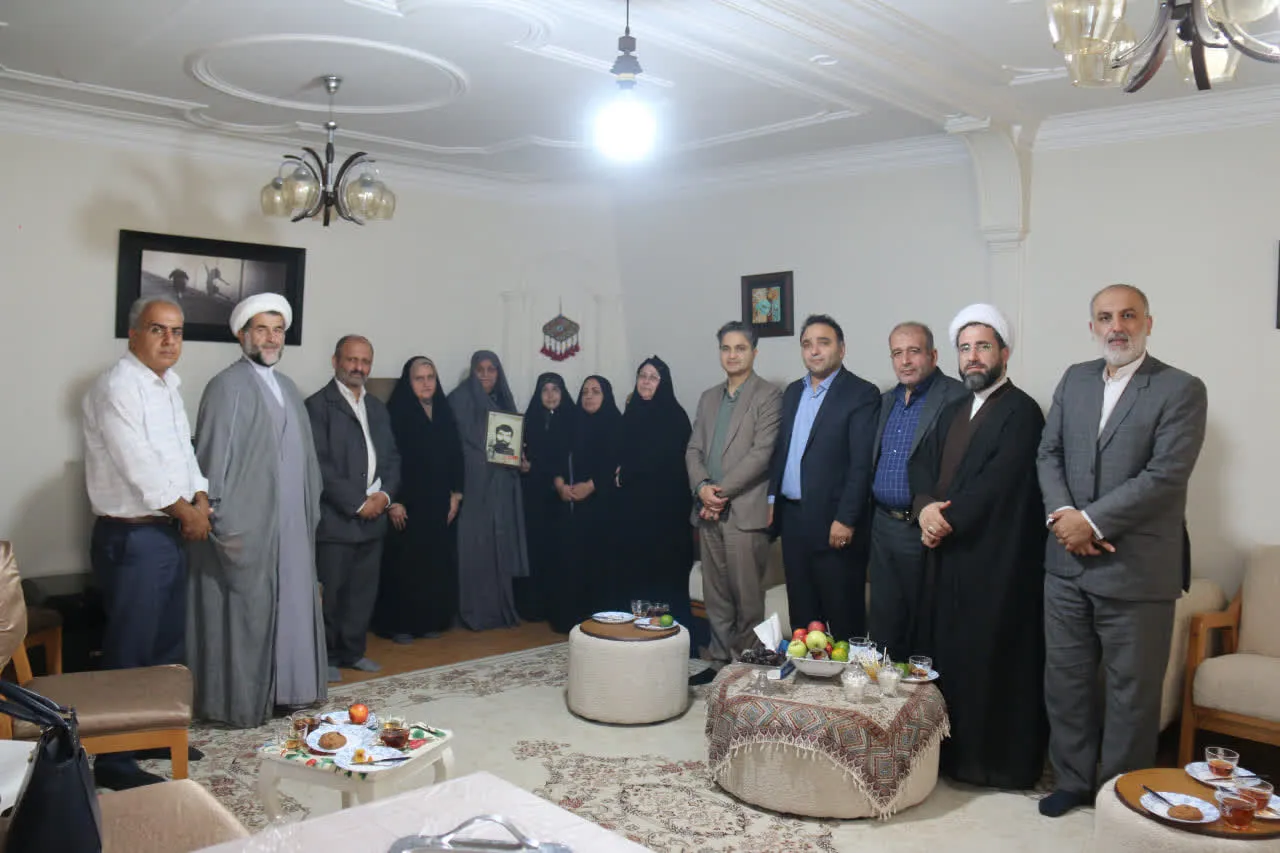 دیدار رییس دانشگاه لاهیجان با خانواده شهید اولادی