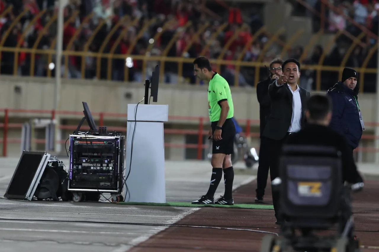 احمد محمدی بررسی مانیتور VAR بازی شمس آذر پرسپولیس و قضاوت اشتباه