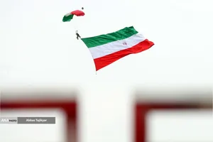 فرود چترباز در مراسم راهپیمایی ۲۲ بهمن تهران