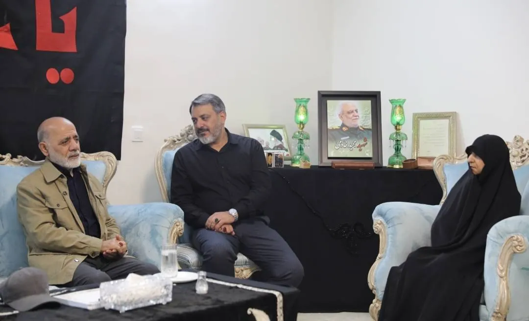 سرلشکر علی عبداللهی
فرمانده قرارگاه مرکزی خاتم‌الانبیاء
سردار مجید خادمی
دیدار با خانواده شهید خادمی