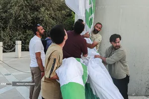 اهتزاز بزرگترین پرچم علوی بر فراز تهران