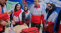 وحید رهبانی، مهیا دهقانی، نعیمه نظام‌دوست در کنار اعضای جمعیت هلال‌احمر