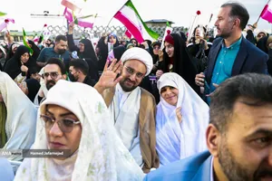 مراسم جشن عروسی زوج های جان فدا همزمان با سالروز ازدواج حضرت زهرا و حضرت علی در میدان امام حسین