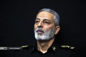 سرلشکر سیدعبدالرحیم موسوی رئیس ستادکل نیروهای مسلح در مراسم گرامیداشت چهلمین روز درگذشت شهید سپهبد محمد باقری (محمد حسین افشردی) و همسر وی ( اشرف افشردی) و دختر این فرمانده عزیز (فرشته افشردی)