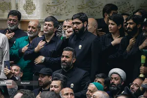 مراسم طواف پیکر رهبر شهید انقلاب بر گرد ضریح مطهر امام رضا(ع)