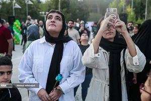 اهتزاز بزرگترین پرچم علوی بر فراز تهران