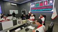 حضور عارف در ستاد عملیاتی هلال‌احمر پس از شرکت در مراسم تشییع امام شهید