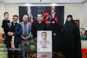 دیدار طهورا نوروزی مدیرعامل بنیاد عفاف و حجاب و حسن فارسی جوکار مدیر گروه رسانه دانشگاه انقلاب اسلامی با خانواده نخبه شهید علی حیدرزاده
