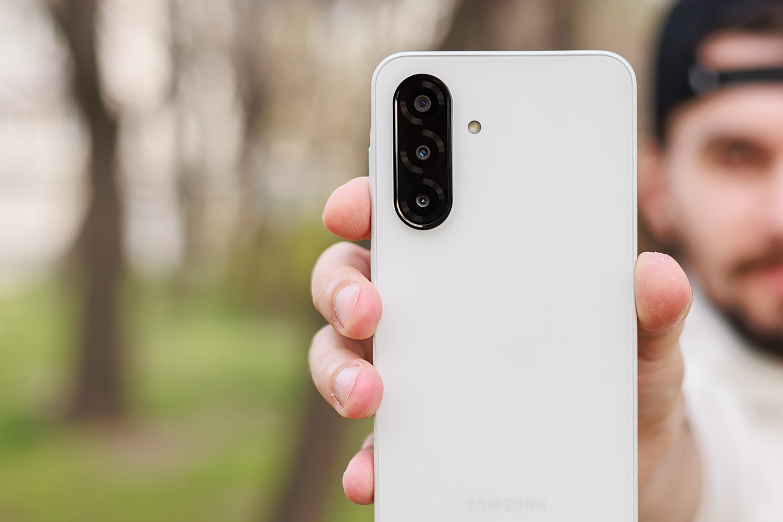 باتری ۵۰۰۰ میلی‌آمپری و بدنه ضدآب، از گلکسی A۲۶ میان‌رده‌ای جان‌سخت ساخته است