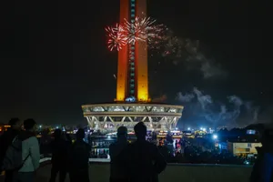 نورافشانی شب ۲۲ بهمن در تهران