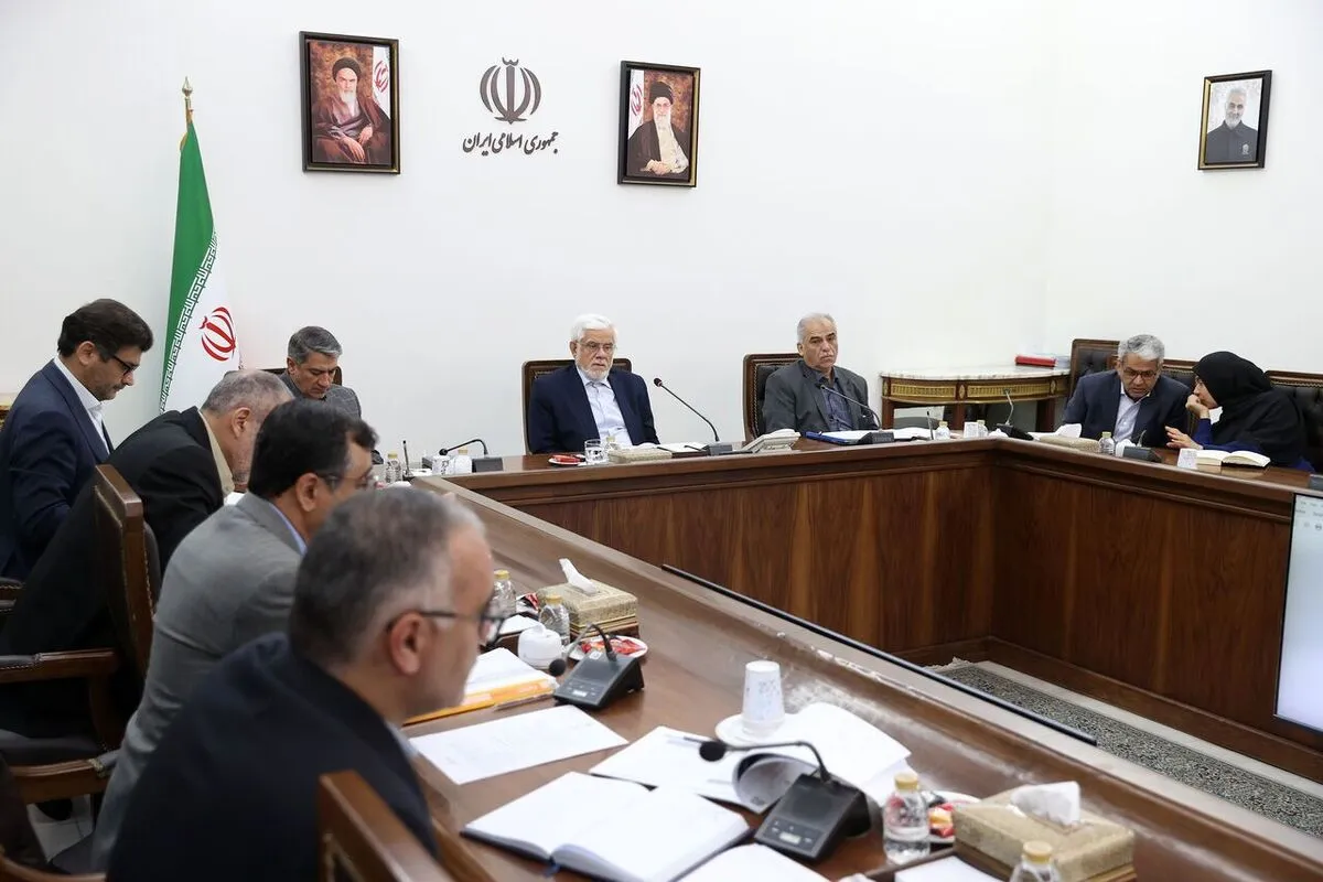 عارف: باید با سرعت بیشتری موانع سرمایه‌گذاری در تولید را کنار بگذاریم