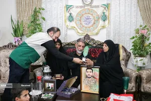 دیدار خادمیاران رضوی با خانواده شهید علیرضا قنبری