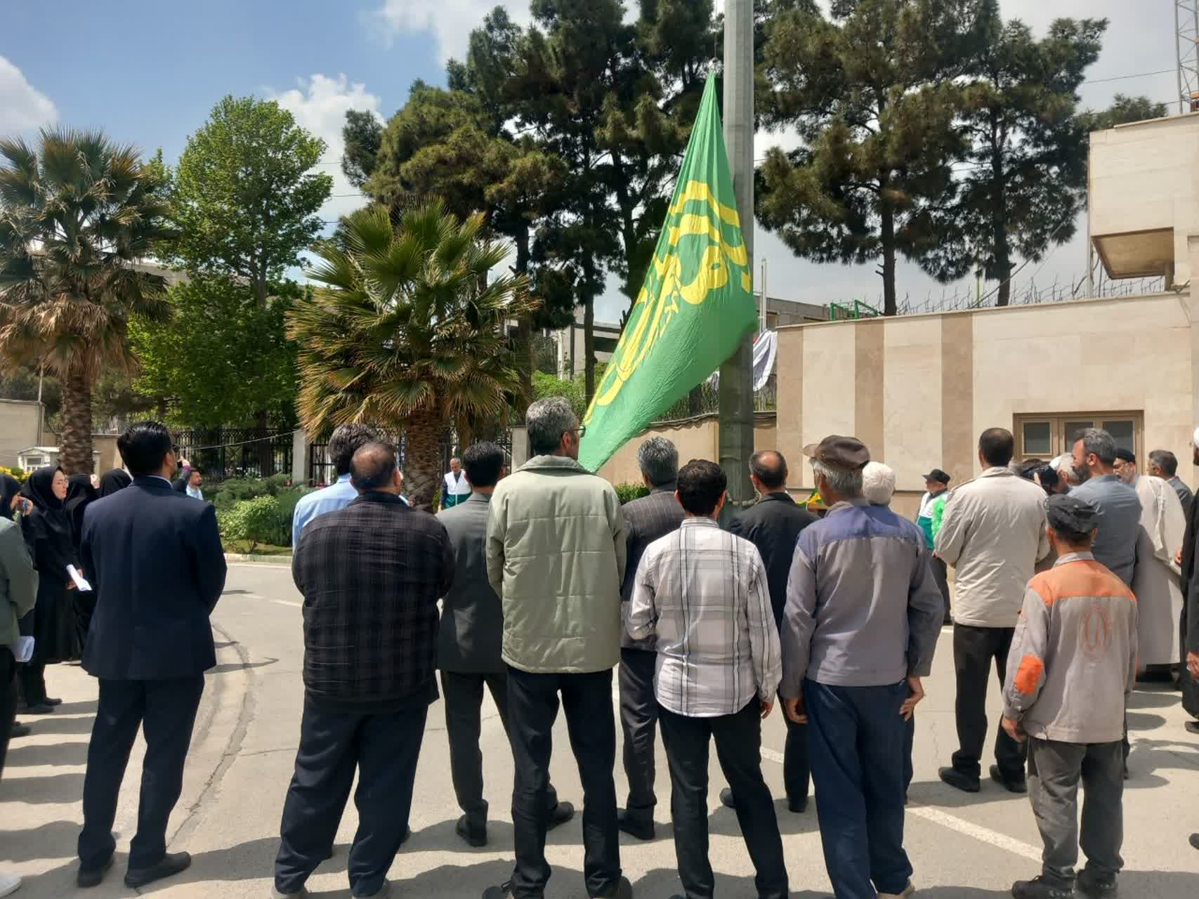 آغاز دهه کرامت در دانشگاه شهرقدس با اهتزاز پرچم رضوی