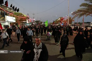 پیاده روی زائرین اربعین حسینی به یاد رهبر شهید انقلاب