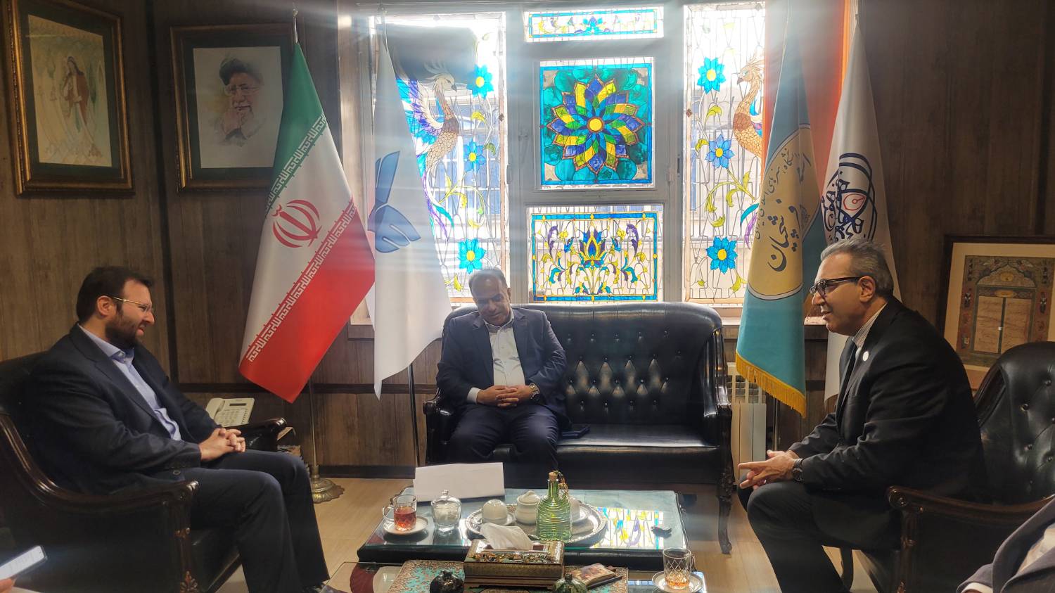 بازدید رئیس اتحادیه طلا و جواهر تهران از دانشگاه استاد فرشچیان با هدف توسعه همکاریهای آموزشی و مهارتی بازدید رئیس اتحادیه طلا و جواهر تهران از دانشگاه استاد فرشچیان با هدف توسعه همکاریهای آموزشی و مهارتی