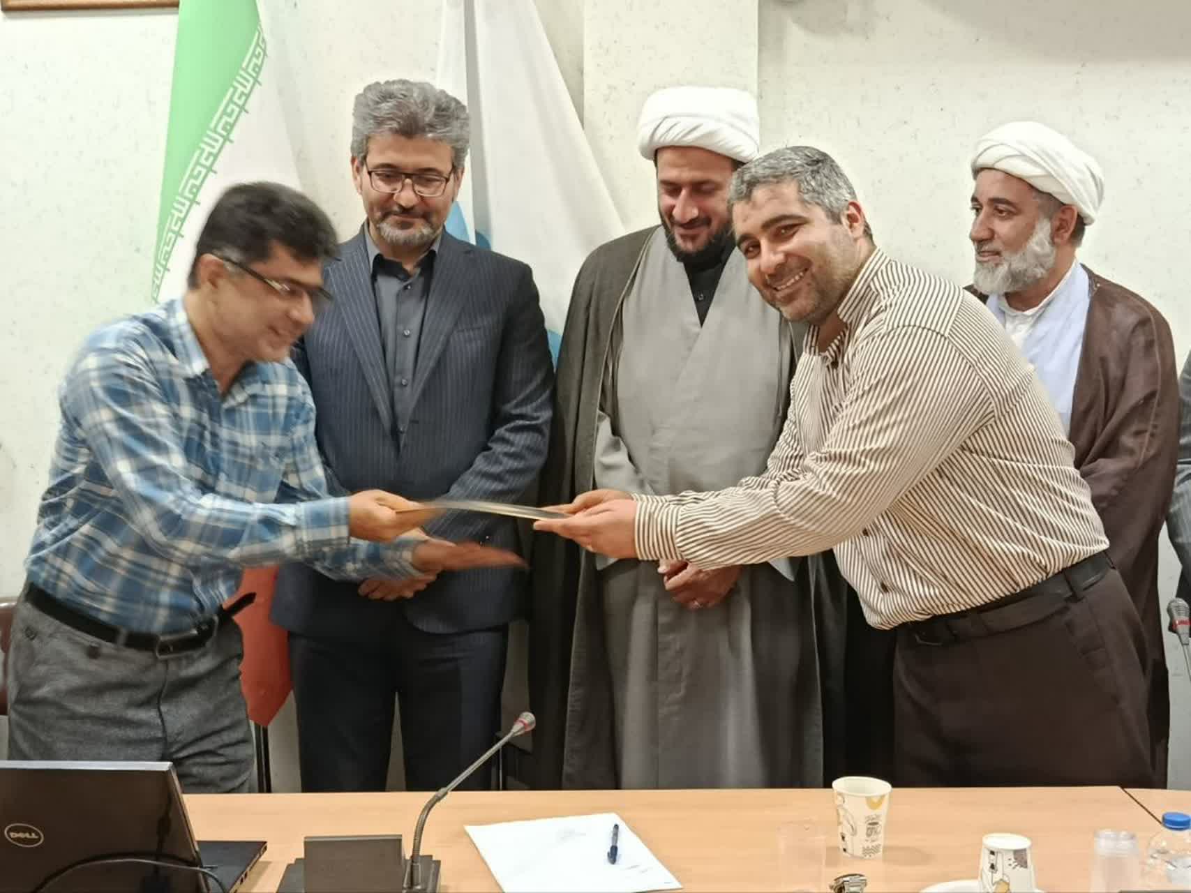 تجلیل از استادان نمونه دانشگاه آزاد اسلامی دزفول/ برترینهای حوزه فرهنگی مدارس سما معرفی شدند تجلیل از استادان نمونه دانشگاه آزاد اسلامی دزفول/ برترینهای حوزه فرهنگی مدارس سما معرفی شدند