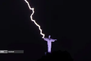 برخورد صاعقه به دست مجسمه مسیح نجات دهنده در کوه کورکووادو در ریودوژانیرو برزیل
