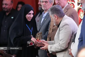 دهمین دوره جایزه ملی ایثار با حضور دکتر بیژن رنجبر 