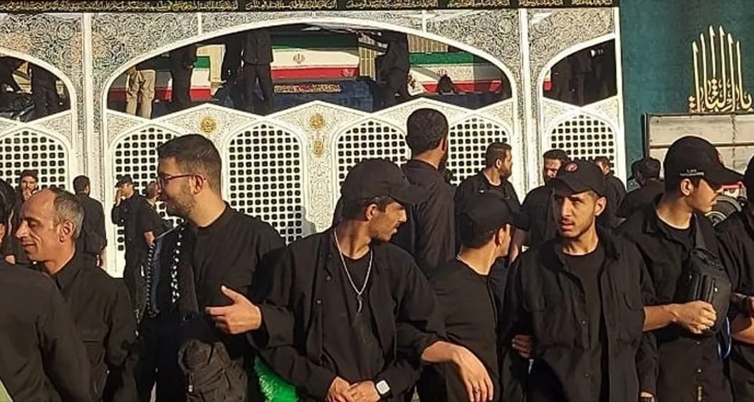ماشین حامل پیکرهای رهبر و خانواده 