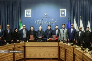 امضای تفاهم&zwnj;نامه معاونت علمی و پتروشیمی خلیج فارس با حضور محمد شریعتمداری مدیرعامل هلدینگ خلیج فارس و حسین افشین معاون علمی، فناوری و اقتصاد دانش&zwnj;بنیان رئیس جمهور