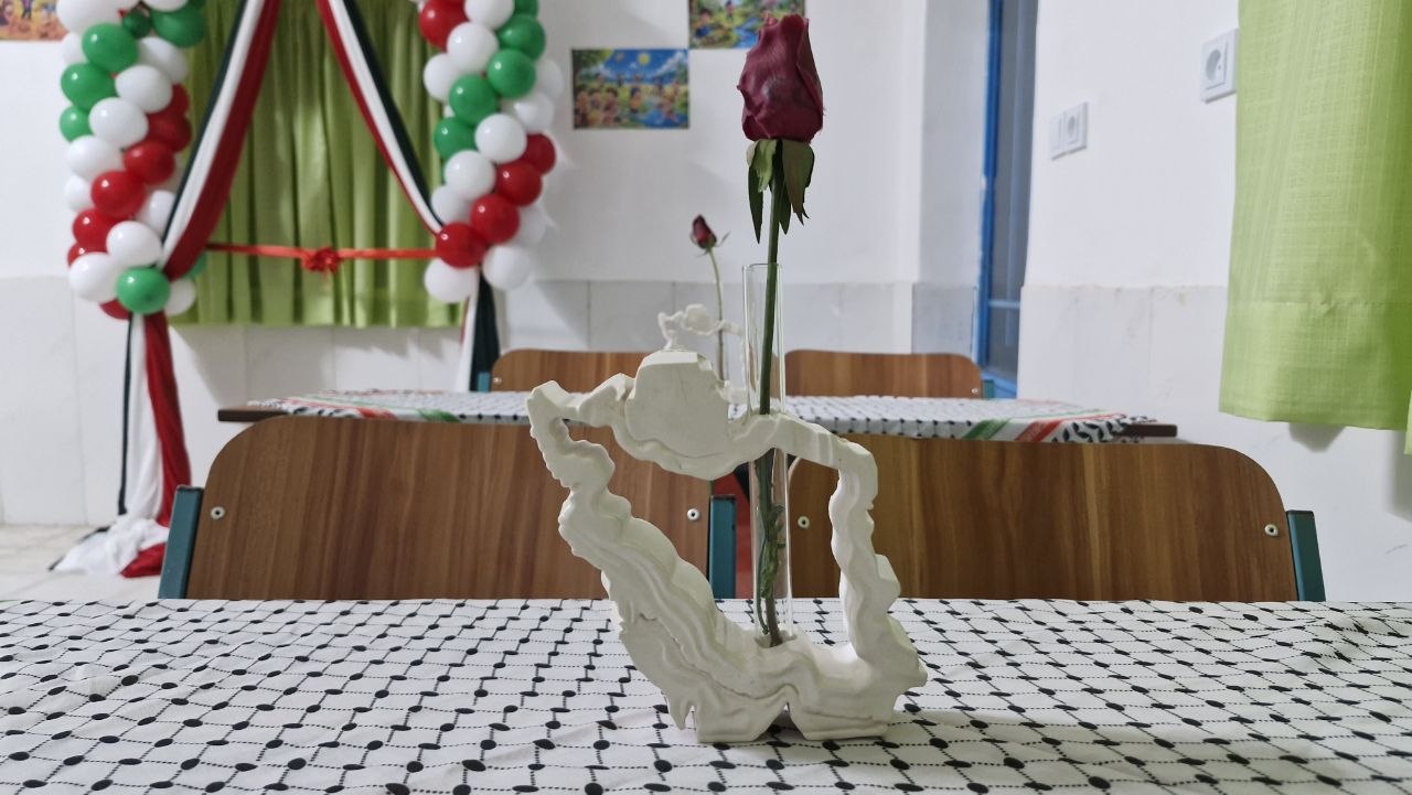 عیدیِ جهادگران به دانش‌آموزان عبدالملکی؛ مدرسه‌ای که با عطر رهبر شهید بنا شد