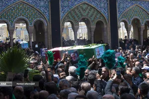 تشییع و تدفین پیکر مطهر دانشمند هسته&zwnj;ای شهید محمدمهدی طهرانچی رییس دانشگاه آزاد اسلامی و همسر گرانقدرش شهیده مژگان قراویری در حرم حضرت عبدالعظیم حسنی(ع)
