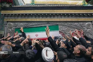 مراسم طواف پیکر رهبر شهید انقلاب بر گرد ضریح مطهر امام رضا(ع)