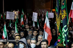 وداع با پیکرهای خانوادگی شهیدان شادکامی در چهارراه نظام&zwnj;آباد