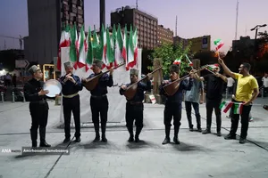 اجرای موسیقی آذری در میدان هفت تیر تهران