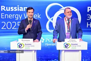 امضای تفاهمنامه محمد نظیفی مدیرعامل بورس انرژی ایران و ایگور آرتِمیِف، مدیرعامل بورس بین&zwnj;المللی سن&zwnj;پترزبورگ روسیه