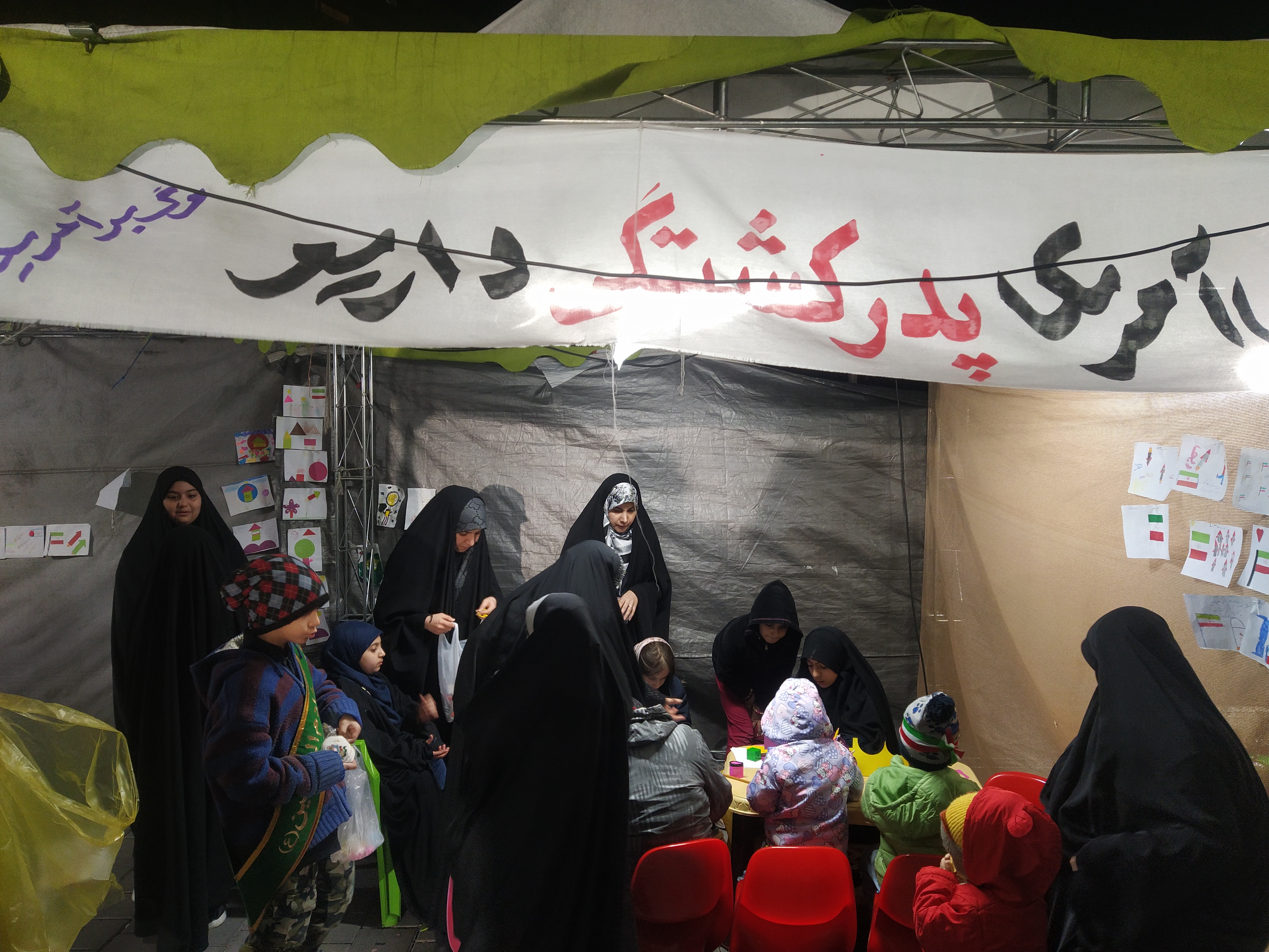 حضور پرشور دانشگاهیان و مردم در میعادگاه شبانه واحد تهران غرب حضور پرشور دانشگاهیان و مردم در میعادگاه شبانه واحد تهران غرب