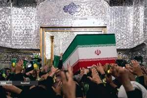 مراسم طواف پیکر رهبر شهید انقلاب بر گرد ضریح مطهر امام رضا(ع)