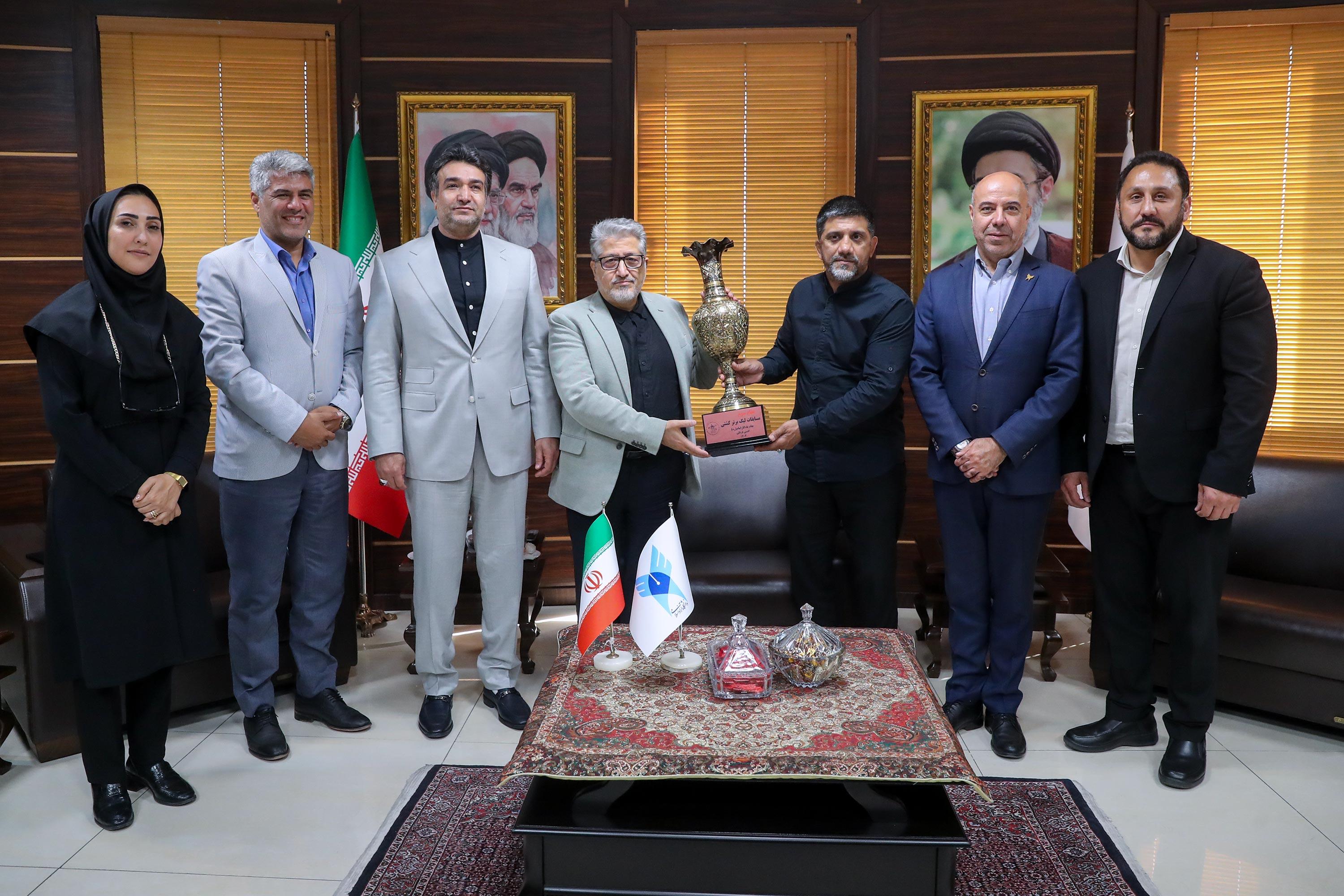 دیدار  دبیر و پورسلمان با دکتر رنجبر/ اهدای کاپ های قهرمانی به رئیس دانشگاه آزاد اسلامی+تصاویر