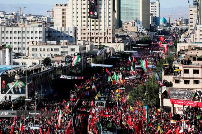 مشهد در دریای اشک و حماسه، پیکر رهبر شهید را بر دوش وفاداری بدرقه کرد