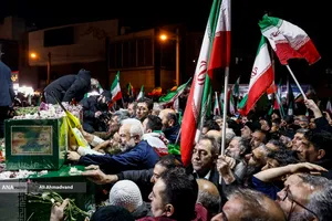 وداع با پیکرهای خانوادگی شهیدان شادکامی در چهارراه نظام&zwnj;آباد