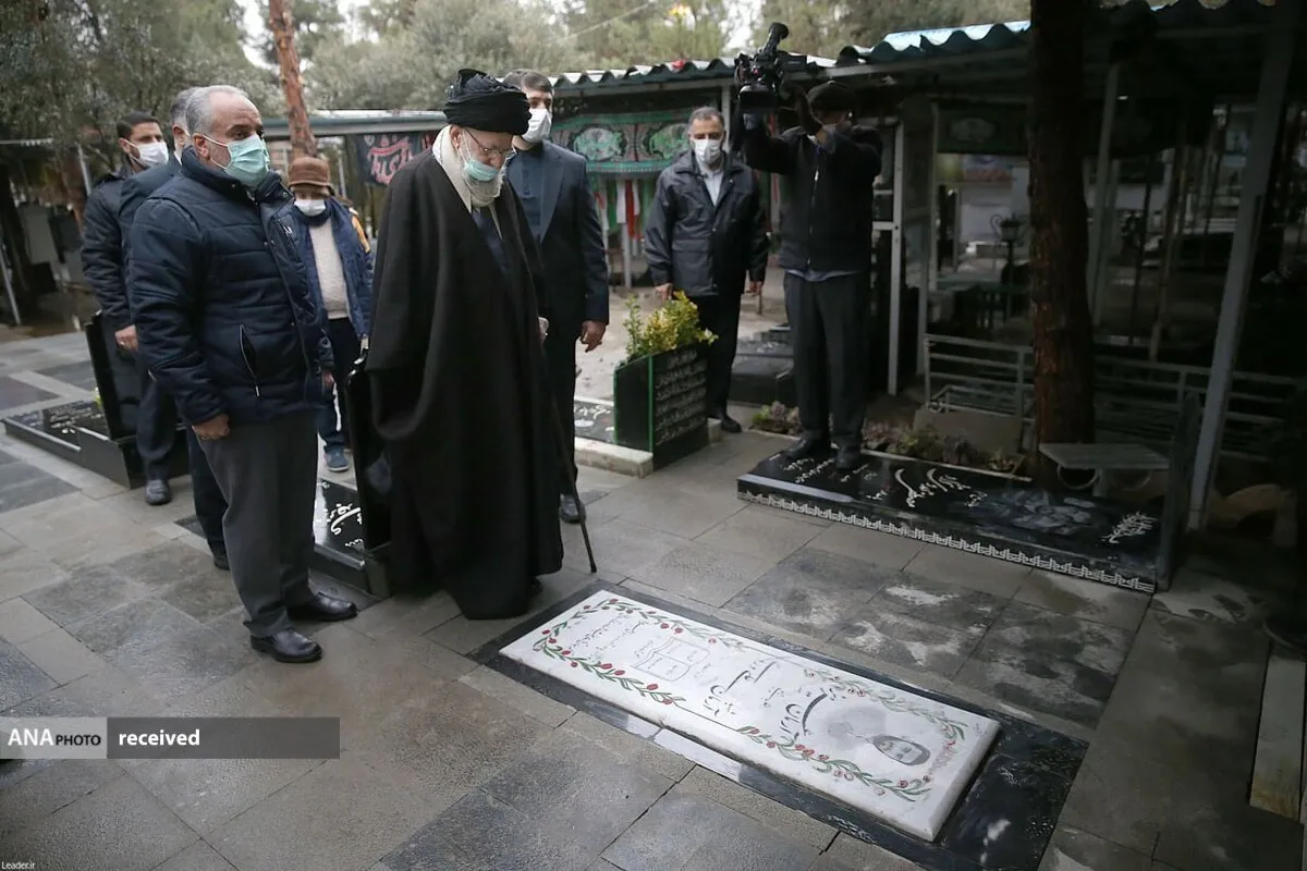 حضور رهبر انقلاب بر مزار شهید آرمان علی‌وردی