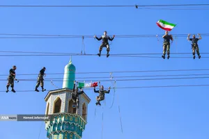 انجام حرکات رزمی و نمایشی در حاشیه مراسم آیین اعطای نشان فداکاری ارتش به پنج تن از خانواده&zwnj;های شهدا